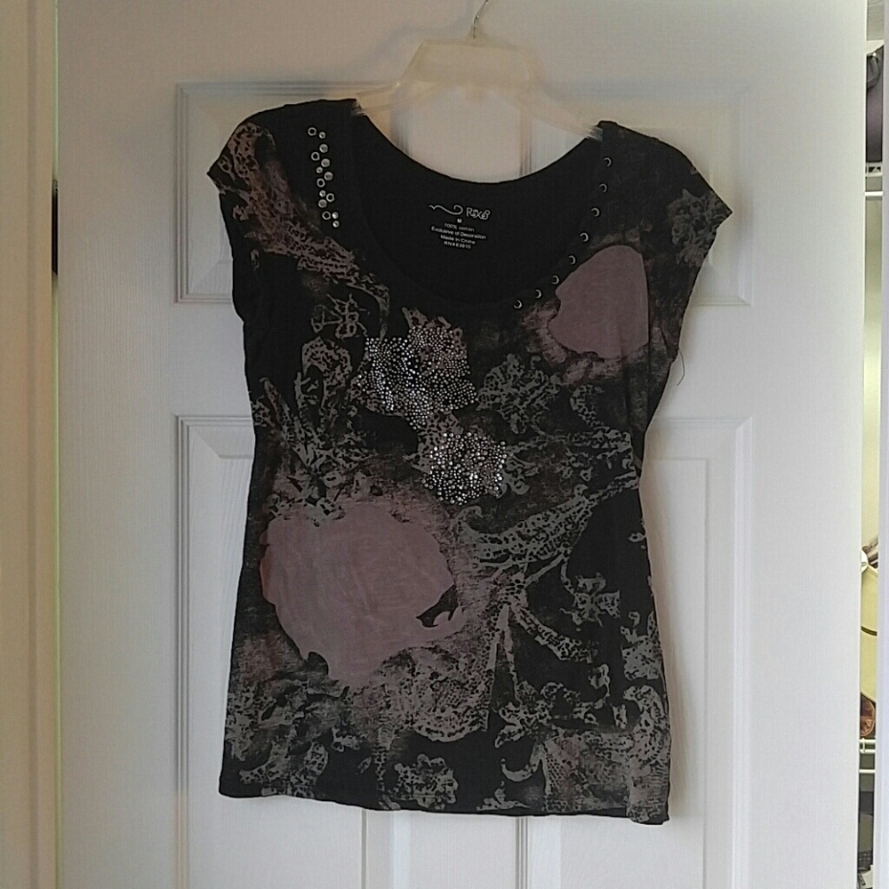 Short sleeve top.